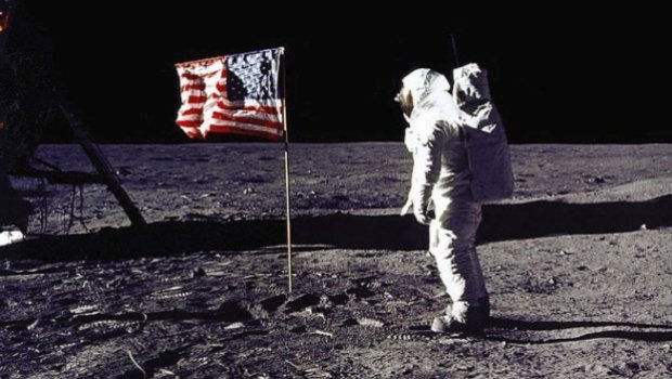 Người Mĩ đặt chân lên Mặt Trăng năm 1969